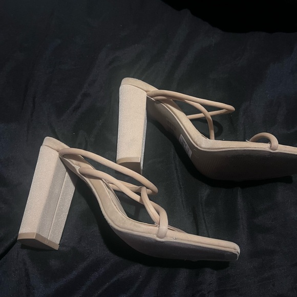 Tan heels - Picture 3 of 4